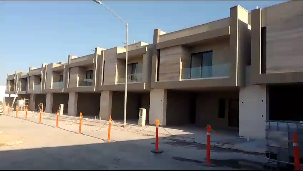 Vista general de las residencias del fraccionamiento con cancelería completa entregada e instalada.
